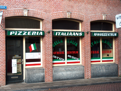 819754 Gezicht op de winkelpui van het hoekpand Lauwerecht 30 (Pizzeria Bella Italia ) te Utrecht.N.B. Tot ca. 1990 was ...